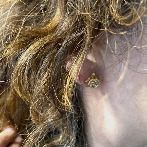 Gold pleated Rose earring - Picture 2 of 4